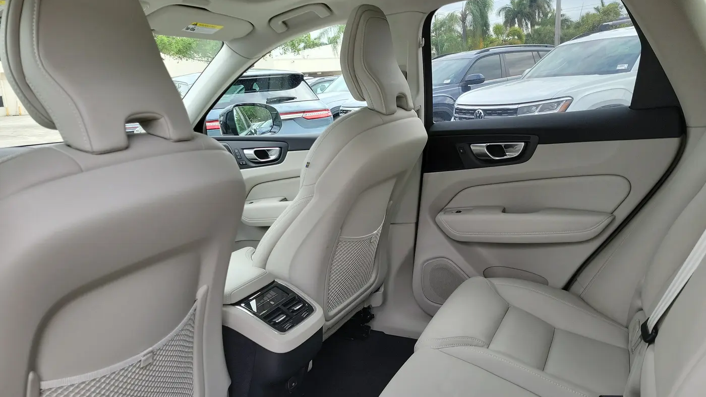 2023 Volvo XC60 B5 Ultimate Bright Theme
