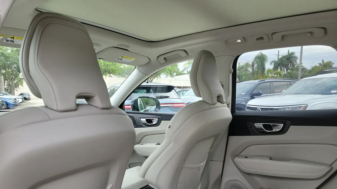 2023 Volvo XC60 B5 Ultimate Bright Theme