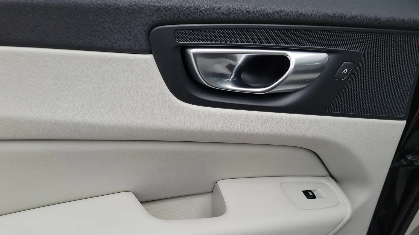 2023 Volvo XC60 B5 Ultimate Bright Theme