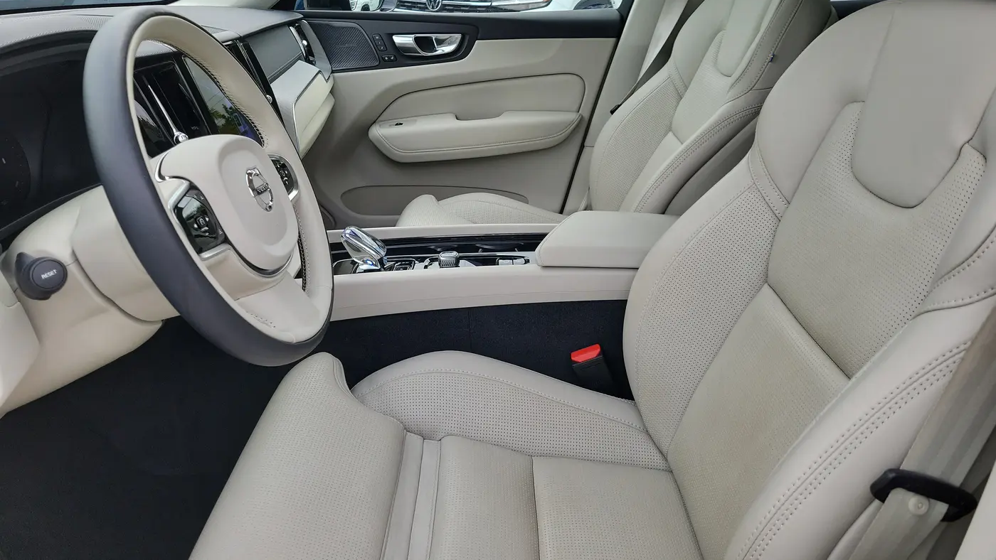 2023 Volvo XC60 B5 Ultimate Bright Theme