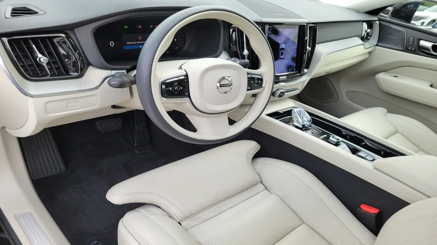 2023 Volvo XC60 B5 Ultimate Bright Theme