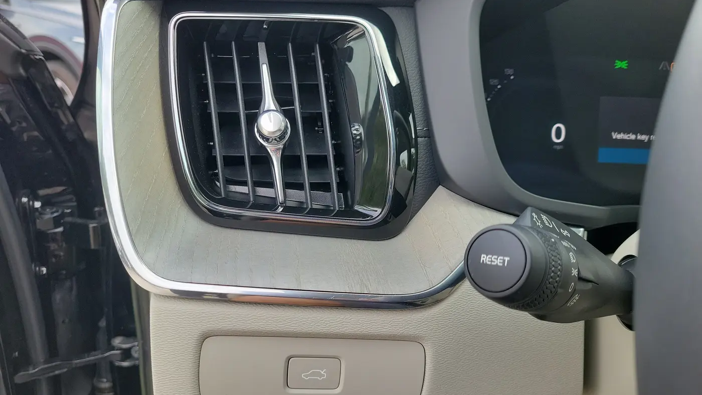 2023 Volvo XC60 B5 Ultimate Bright Theme