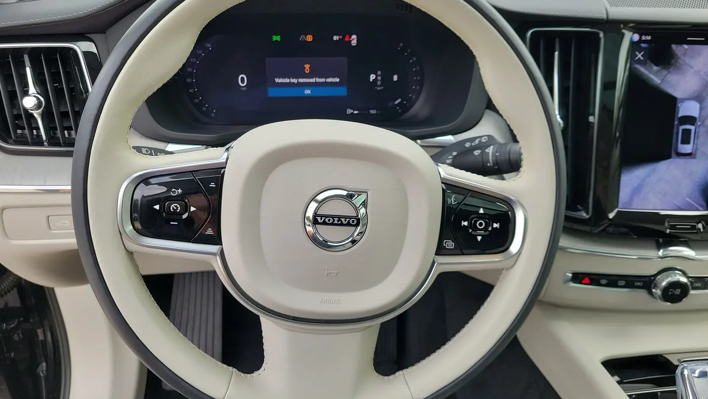 2023 Volvo XC60 B5 Ultimate Bright Theme