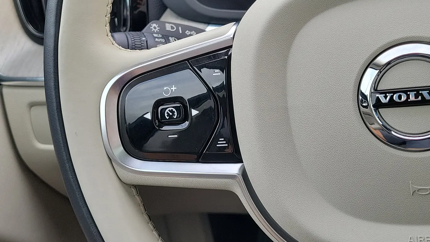 2023 Volvo XC60 B5 Ultimate Bright Theme
