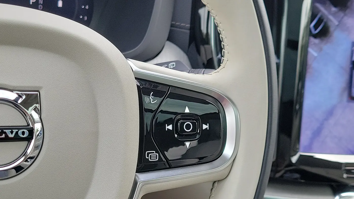 2023 Volvo XC60 B5 Ultimate Bright Theme