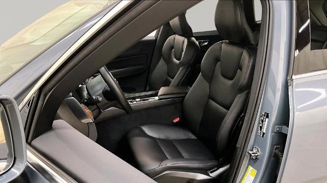 2022 Volvo XC60 B5 Momentum