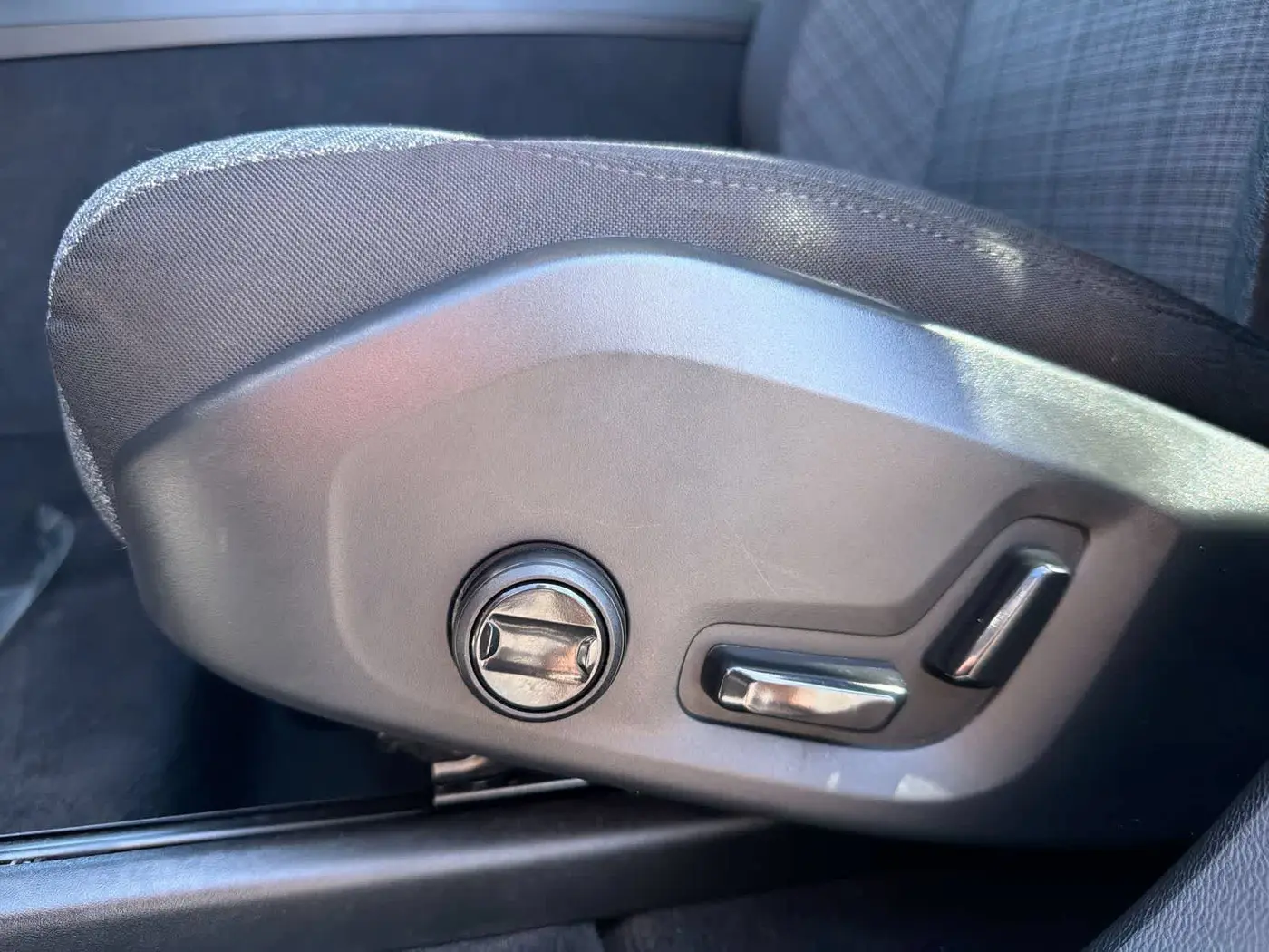 2022 Volvo XC60 - $26,175