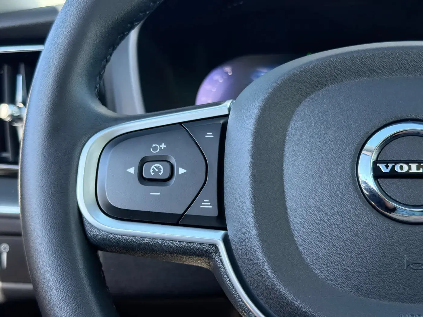 2022 Volvo XC60 - $26,175