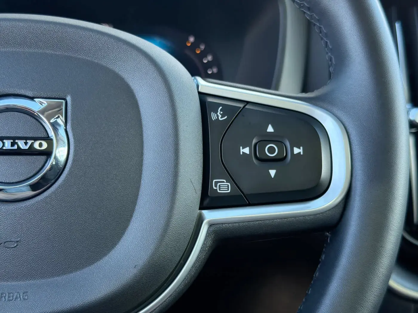 2022 Volvo XC60 - $26,175