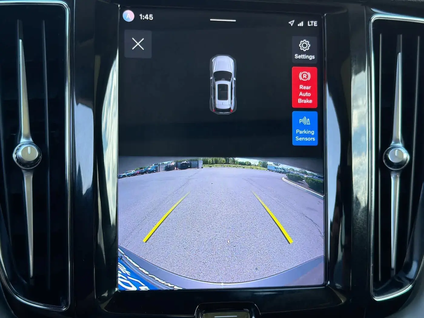 2022 Volvo XC60 - $26,175