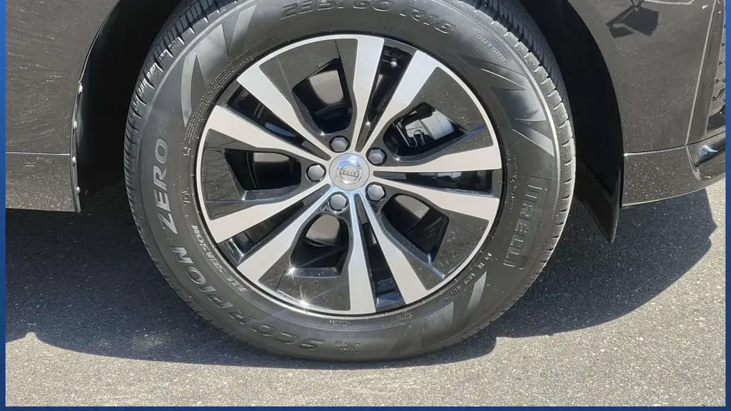 2024 Volvo XC60 B5 Core Dark Theme