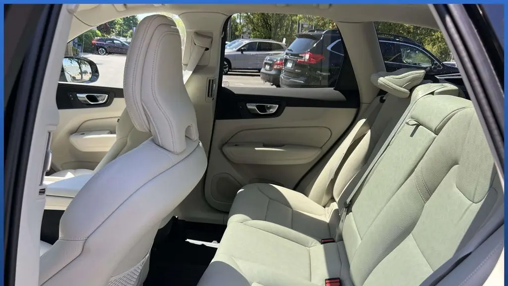 2024 Volvo XC60 B5 Core Dark Theme