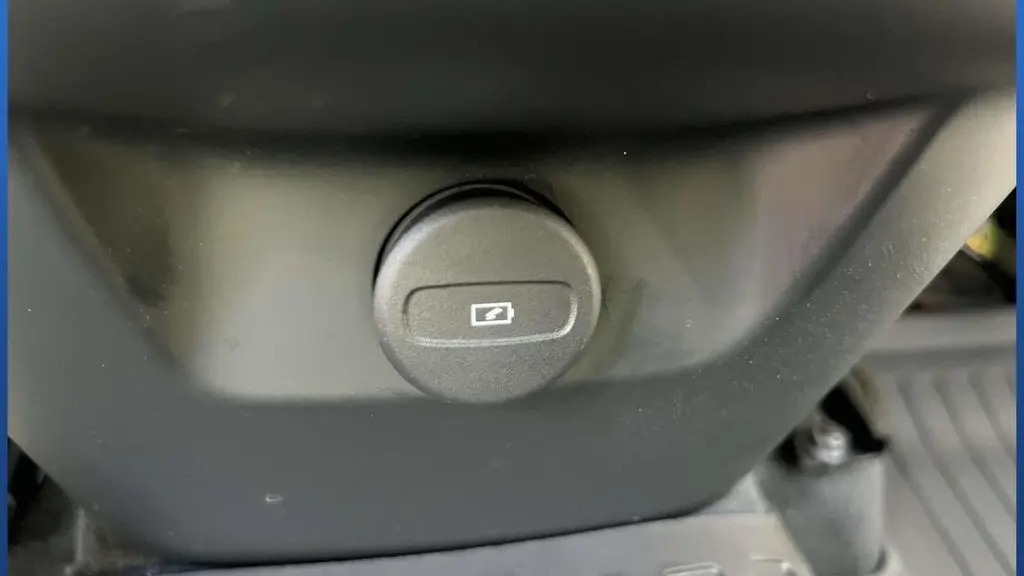 2024 Volvo XC60 B5 Core Dark Theme