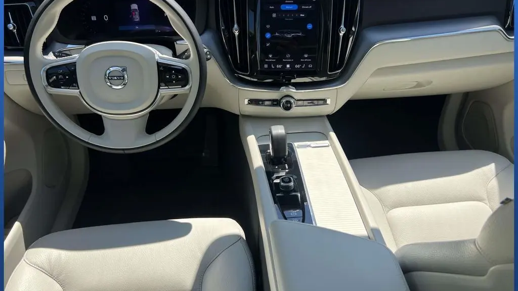 2024 Volvo XC60 B5 Core Dark Theme