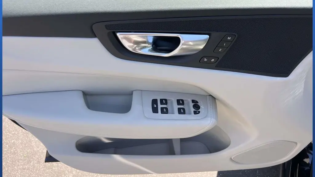 2024 Volvo XC60 B5 Core Dark Theme