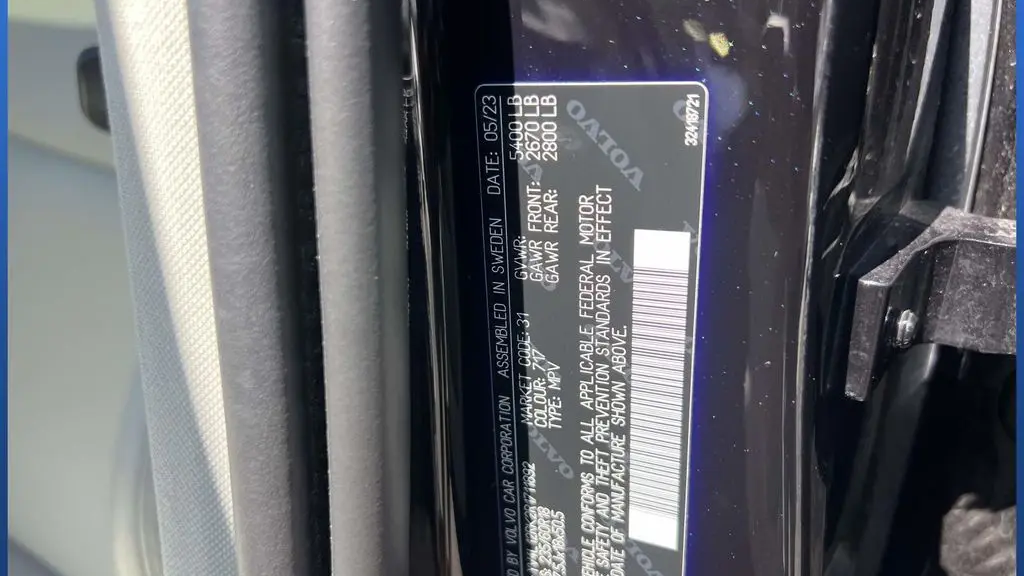 2024 Volvo XC60 B5 Core Dark Theme