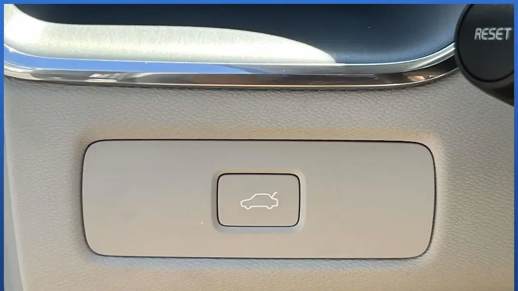 2024 Volvo XC60 B5 Core Dark Theme