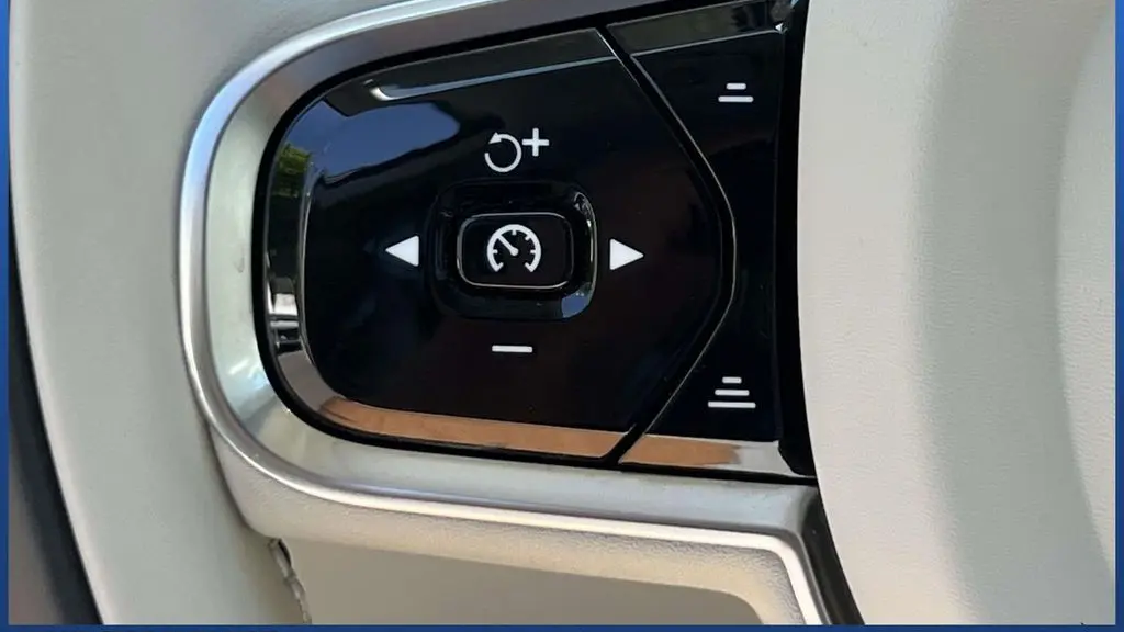2024 Volvo XC60 B5 Core Dark Theme