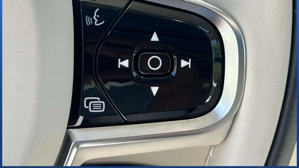 2024 Volvo XC60 B5 Core Dark Theme