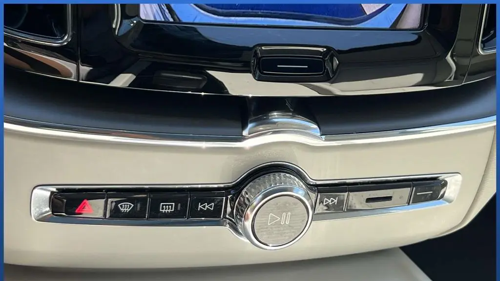2024 Volvo XC60 B5 Core Dark Theme