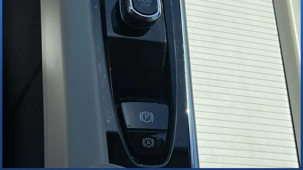 2024 Volvo XC60 B5 Core Dark Theme