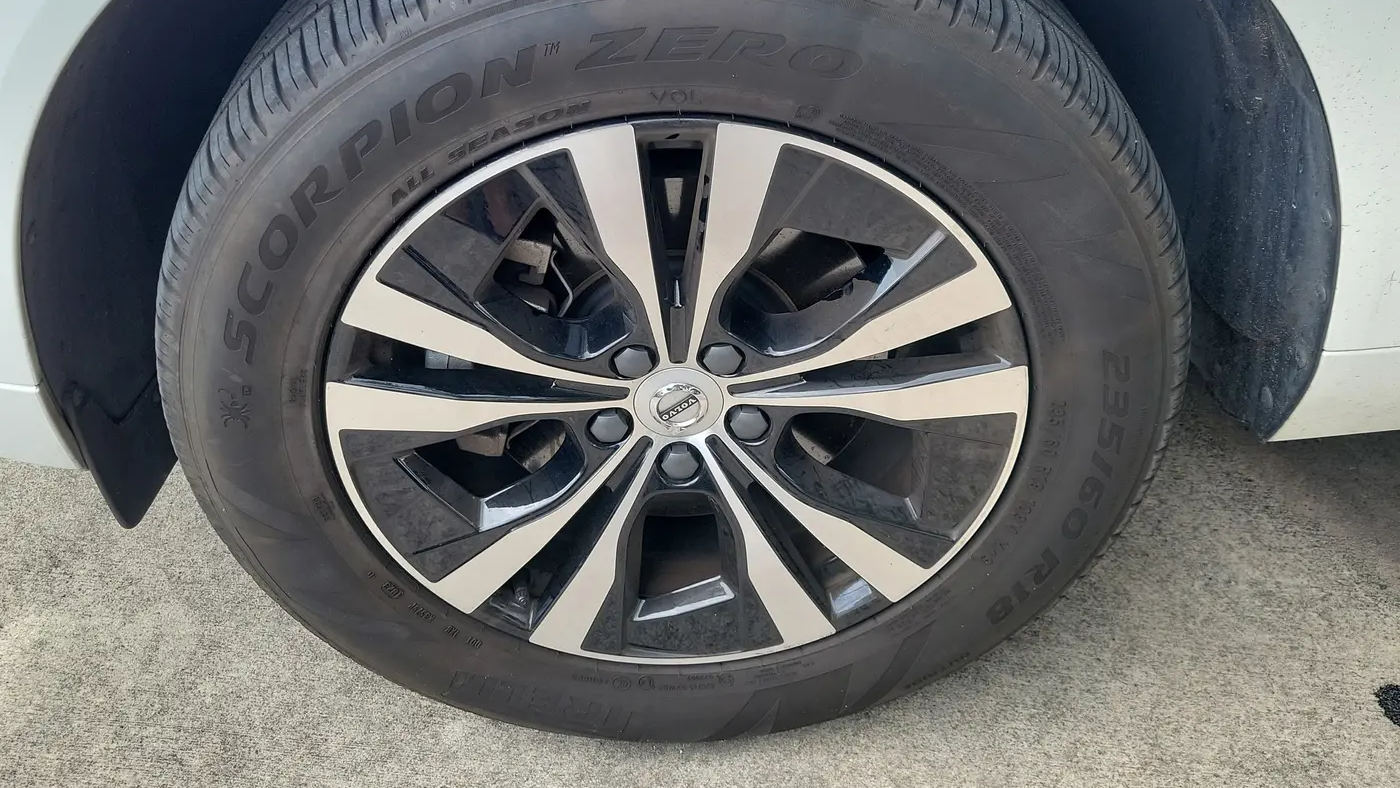 2024 Volvo XC60 B5 Core Dark Theme