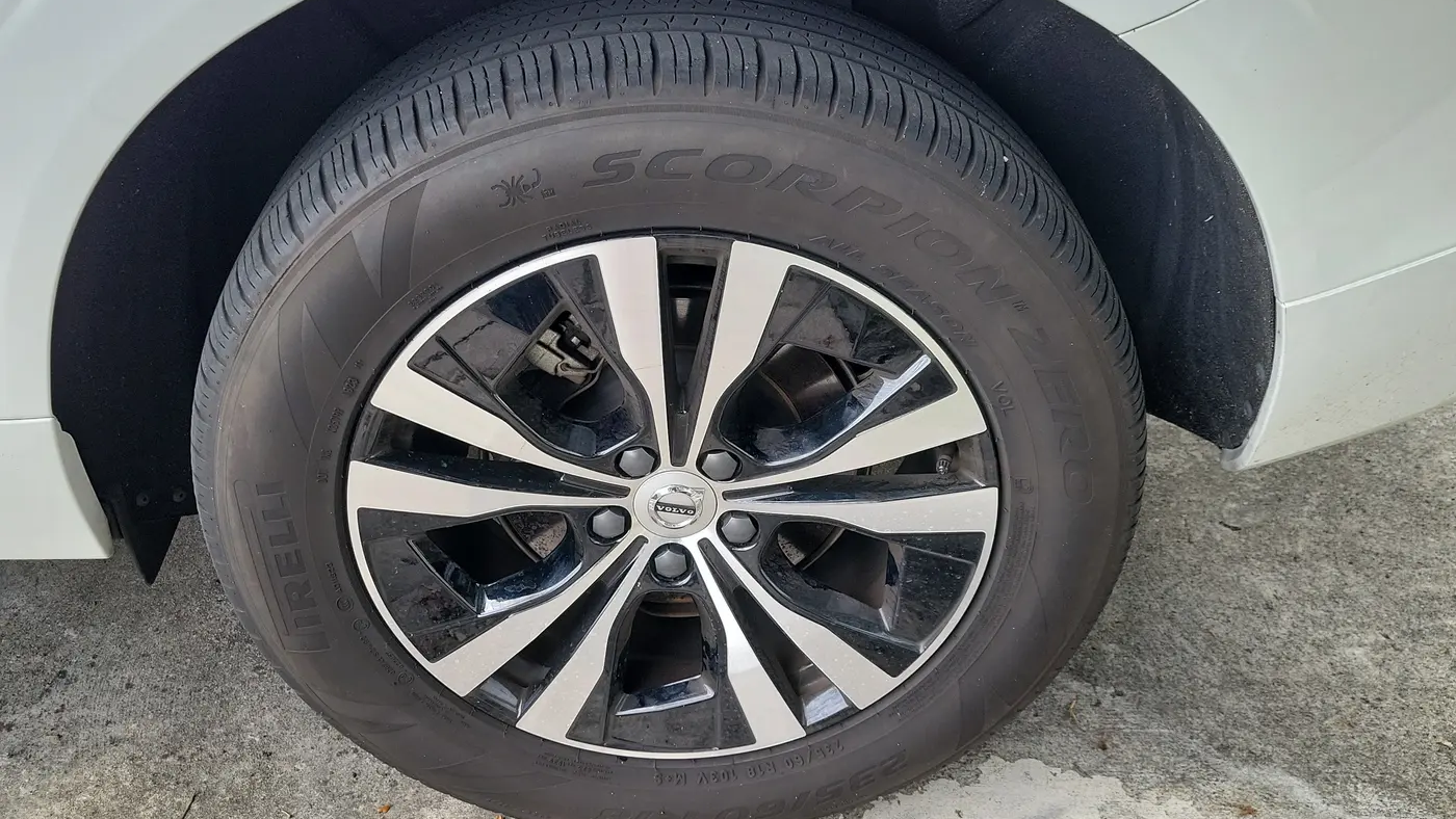 2024 Volvo XC60 B5 Core Dark Theme
