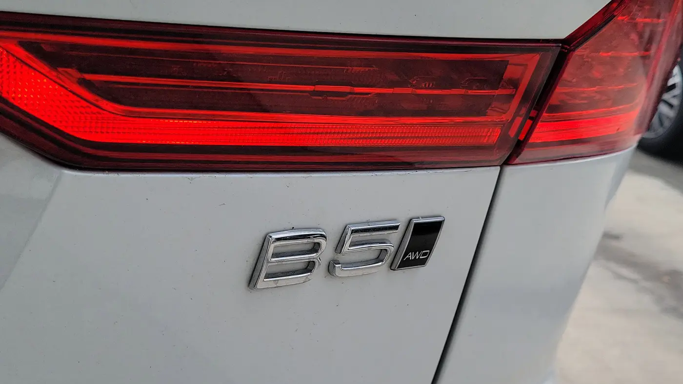 2024 Volvo XC60 B5 Core Dark Theme