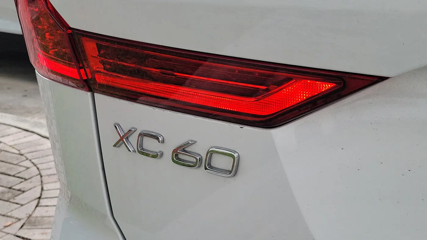 2024 Volvo XC60 B5 Core Dark Theme
