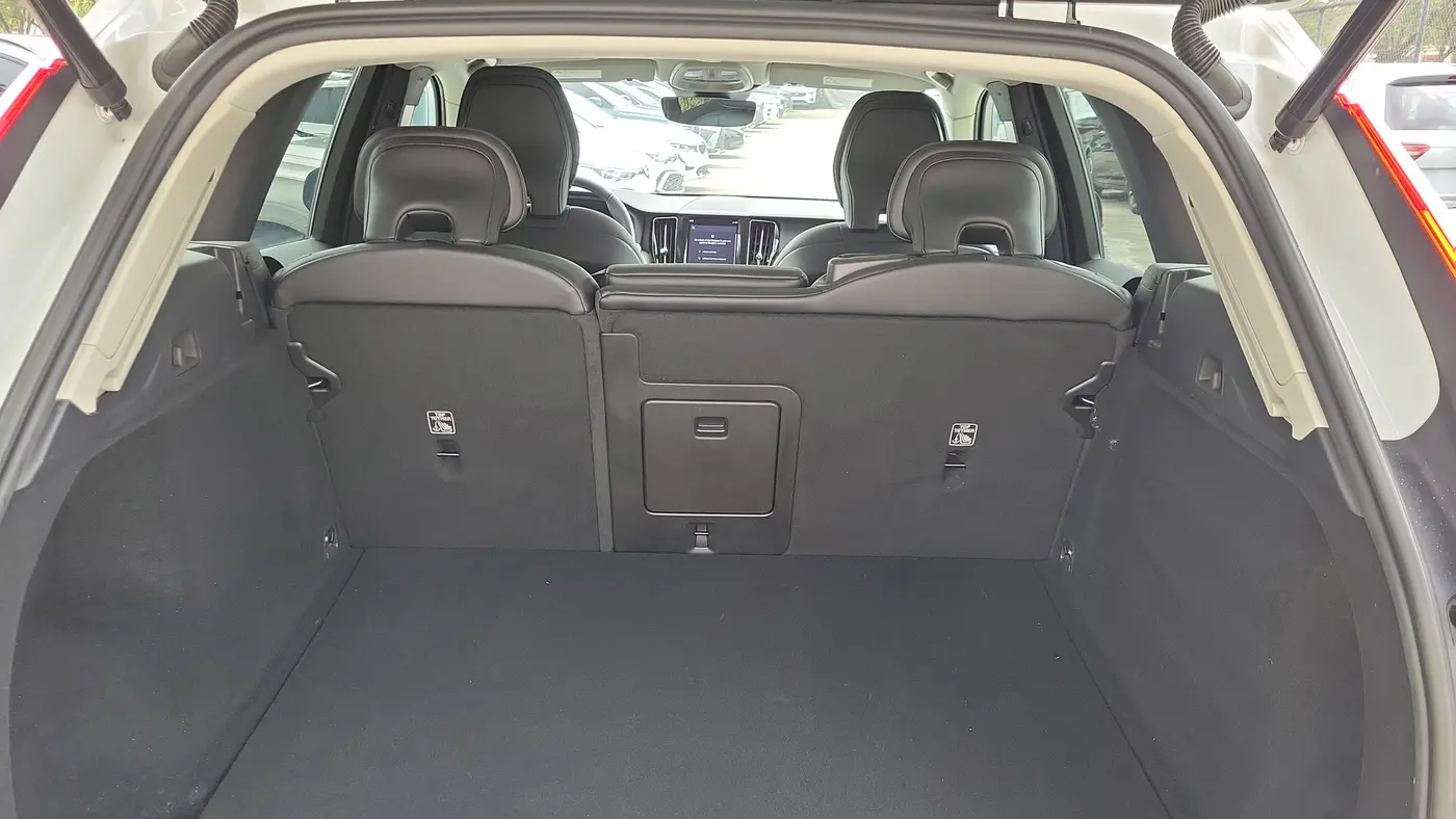2024 Volvo XC60 B5 Core Dark Theme
