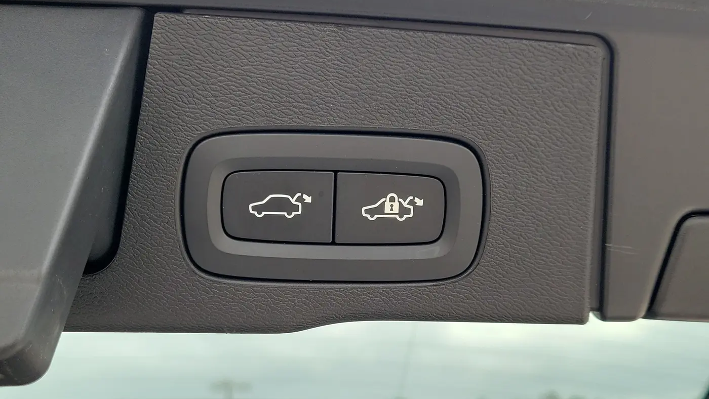 2024 Volvo XC60 B5 Core Dark Theme