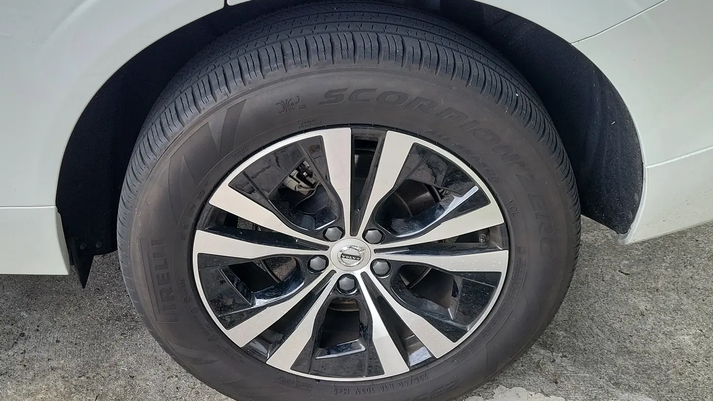 2024 Volvo XC60 B5 Core Dark Theme