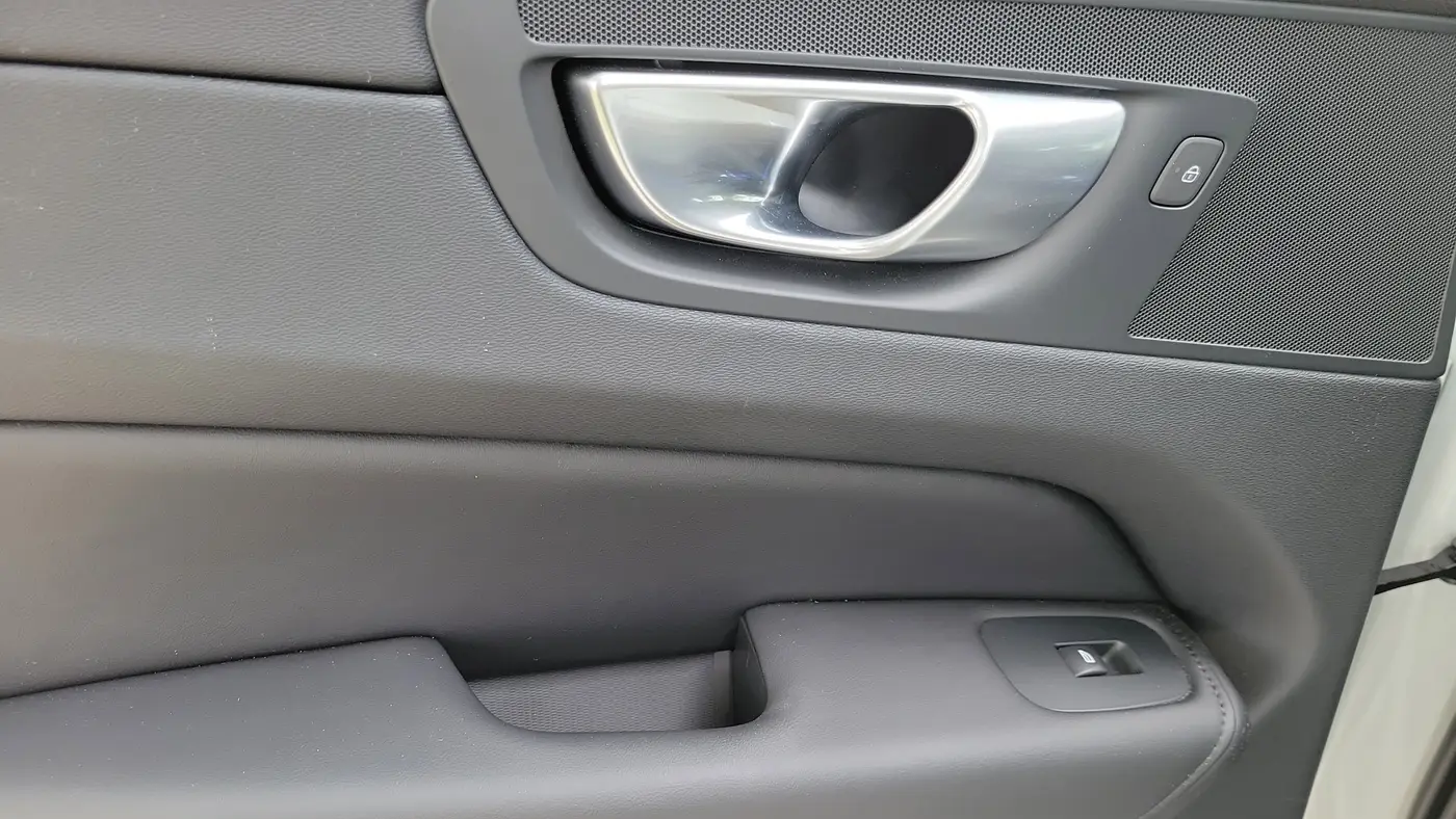 2024 Volvo XC60 B5 Core Dark Theme