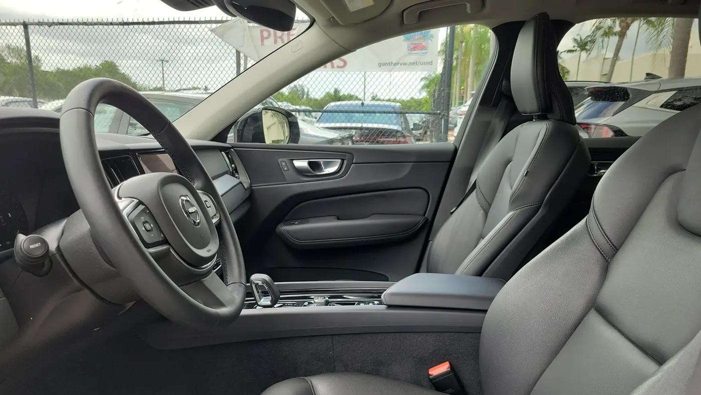 2024 Volvo XC60 B5 Core Dark Theme