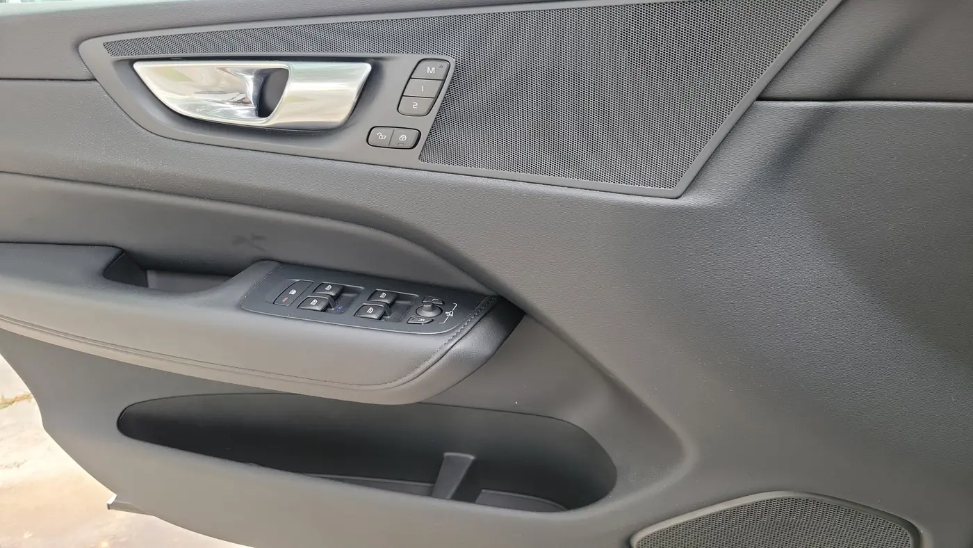 2024 Volvo XC60 B5 Core Dark Theme