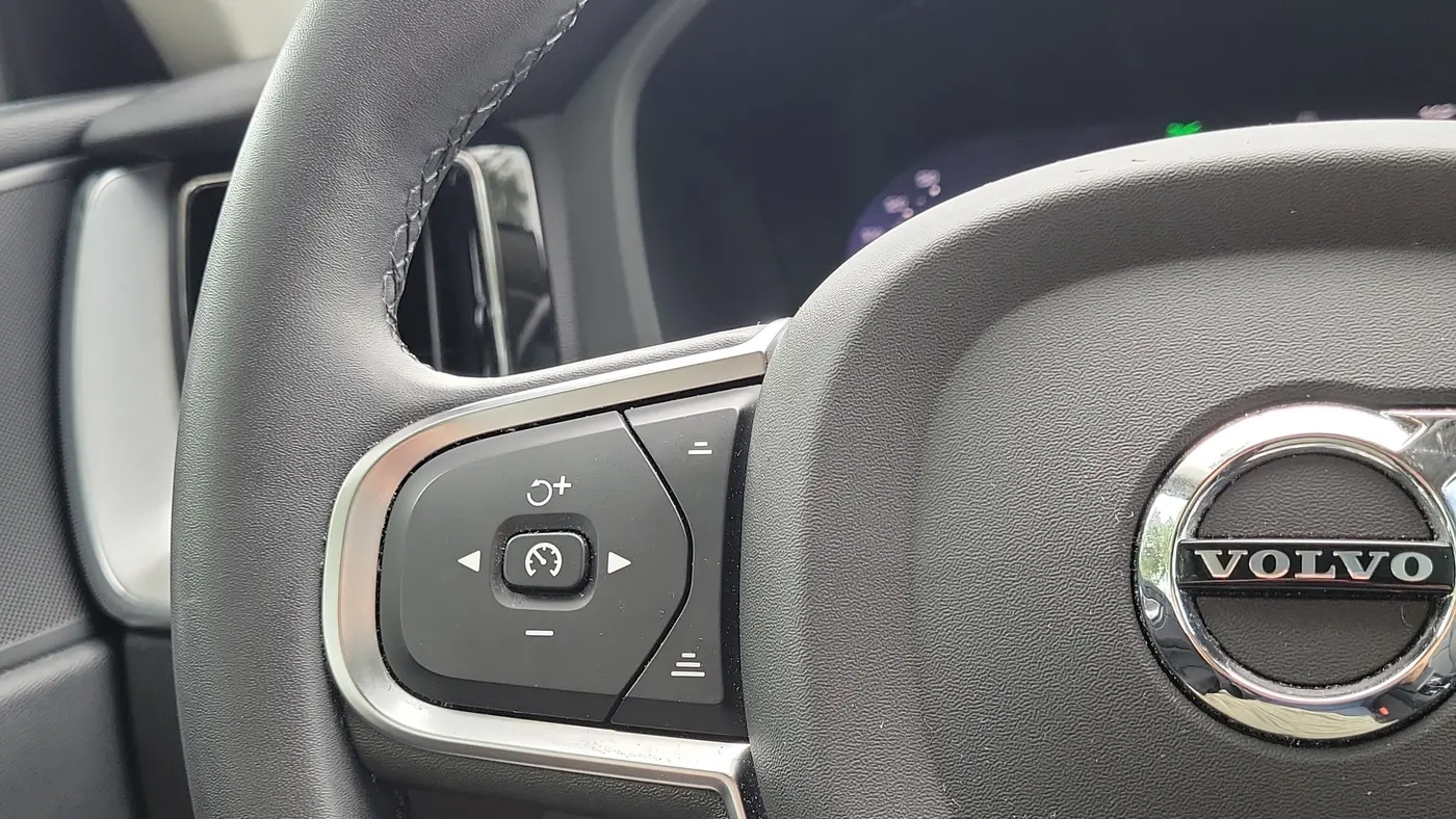 2024 Volvo XC60 B5 Core Dark Theme