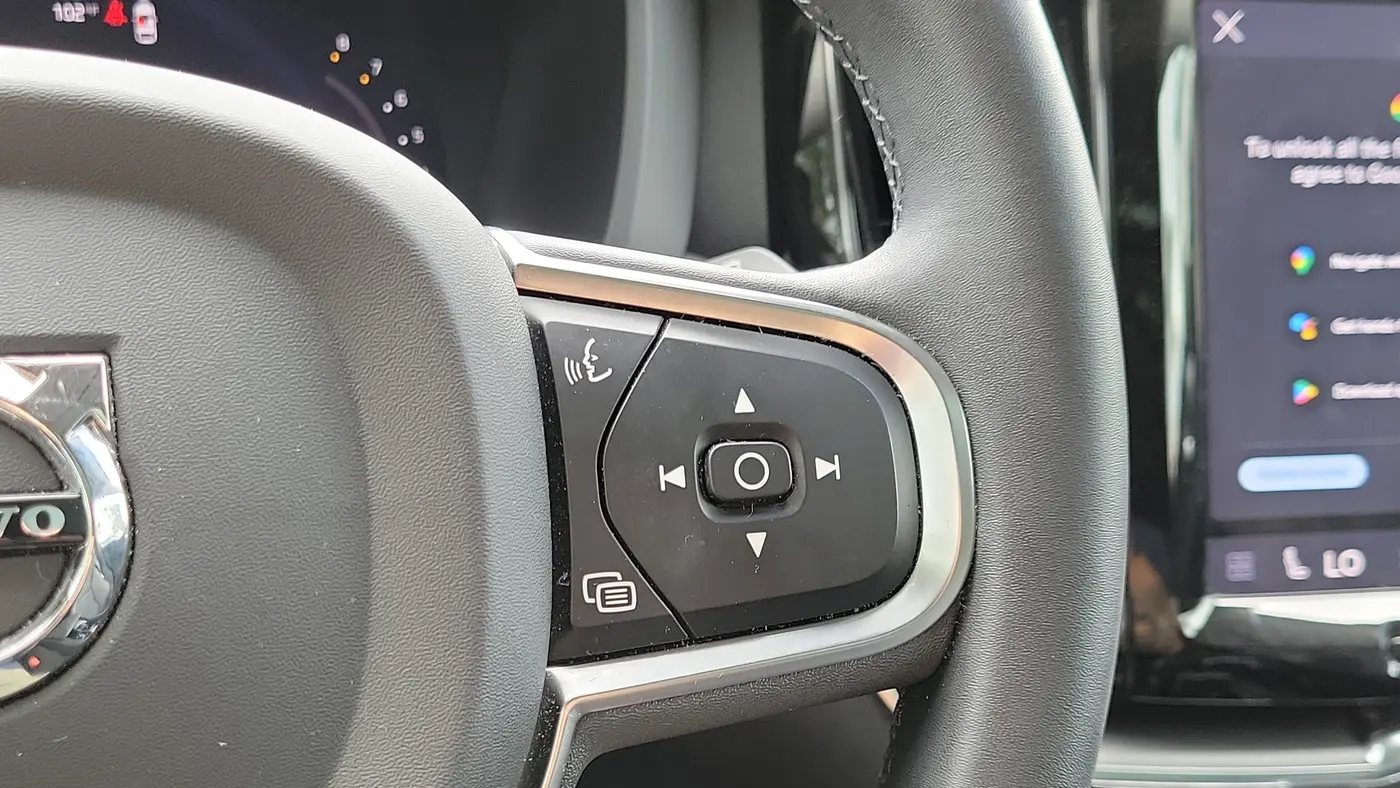 2024 Volvo XC60 B5 Core Dark Theme