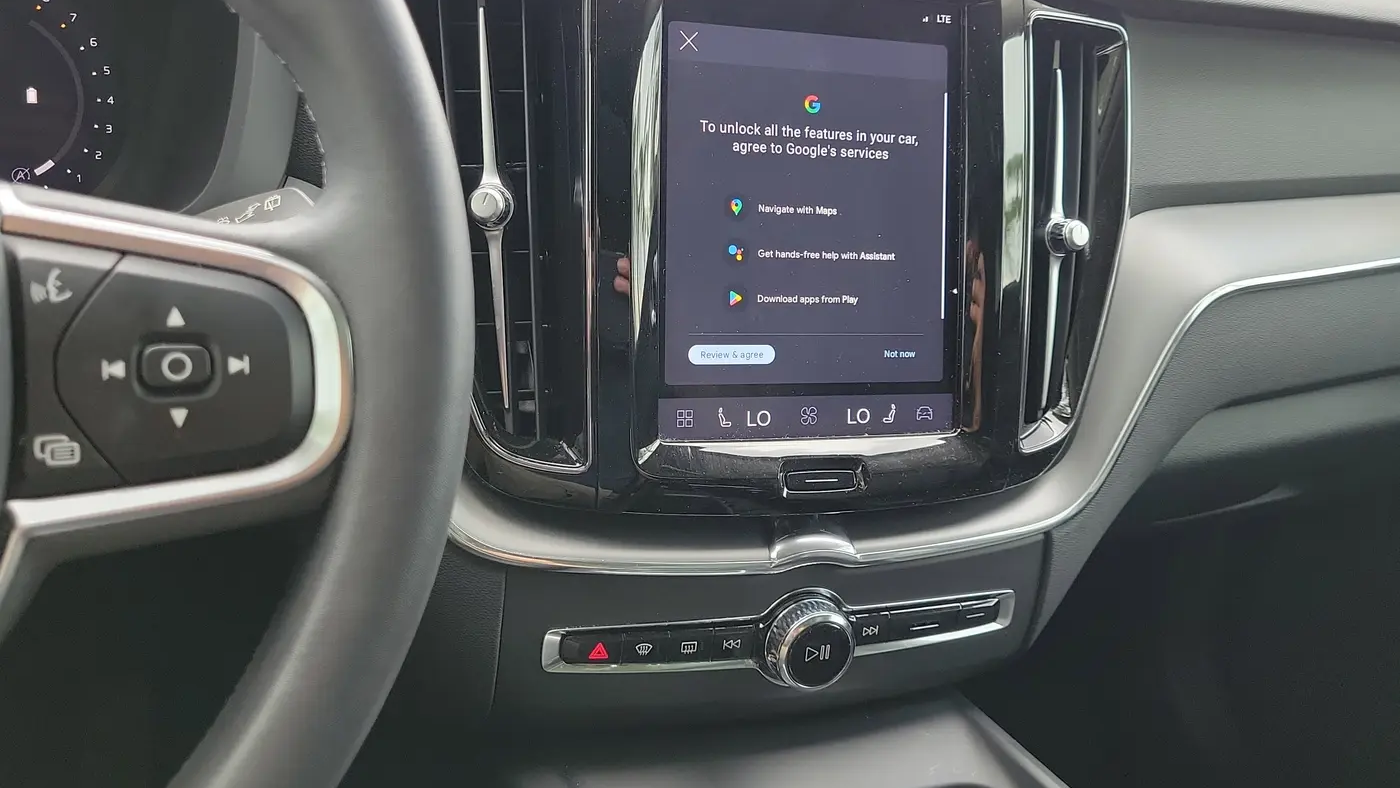 2024 Volvo XC60 B5 Core Dark Theme