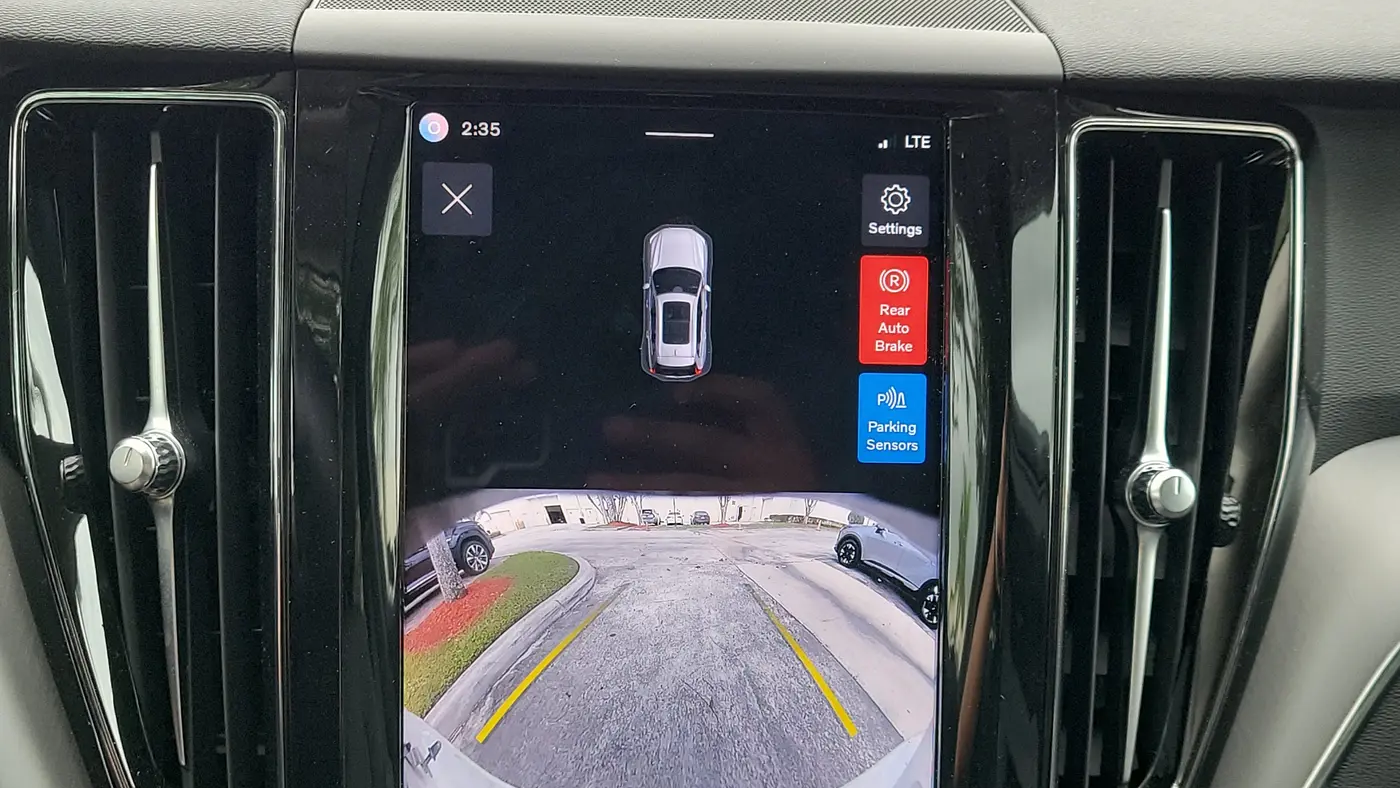 2024 Volvo XC60 B5 Core Dark Theme
