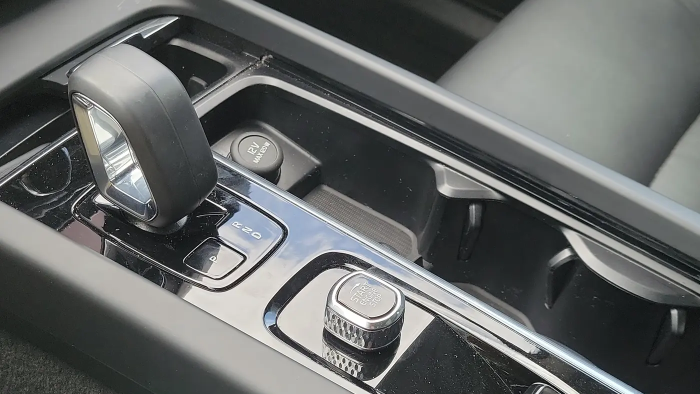 2024 Volvo XC60 B5 Core Dark Theme