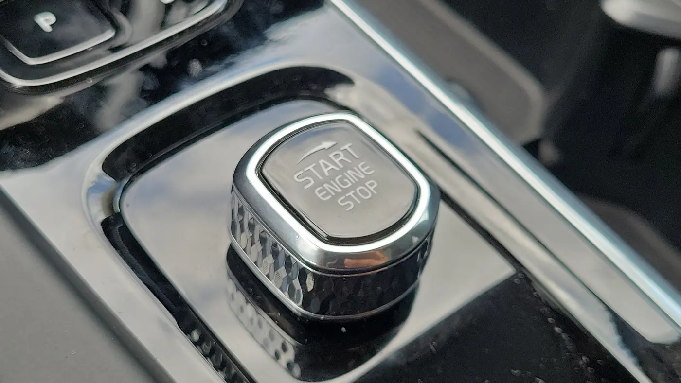 2024 Volvo XC60 B5 Core Dark Theme