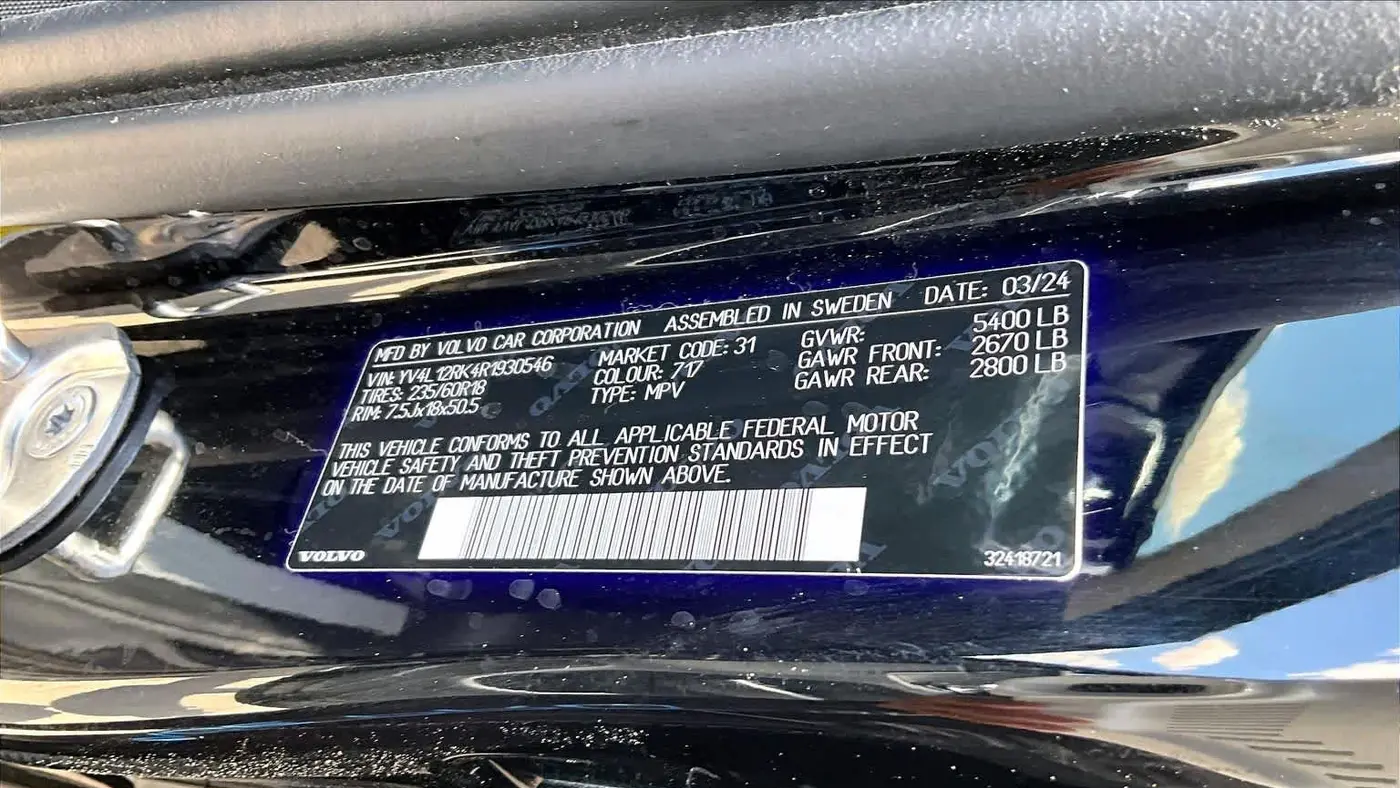 2024 Volvo XC60 B5 Core Dark Theme
