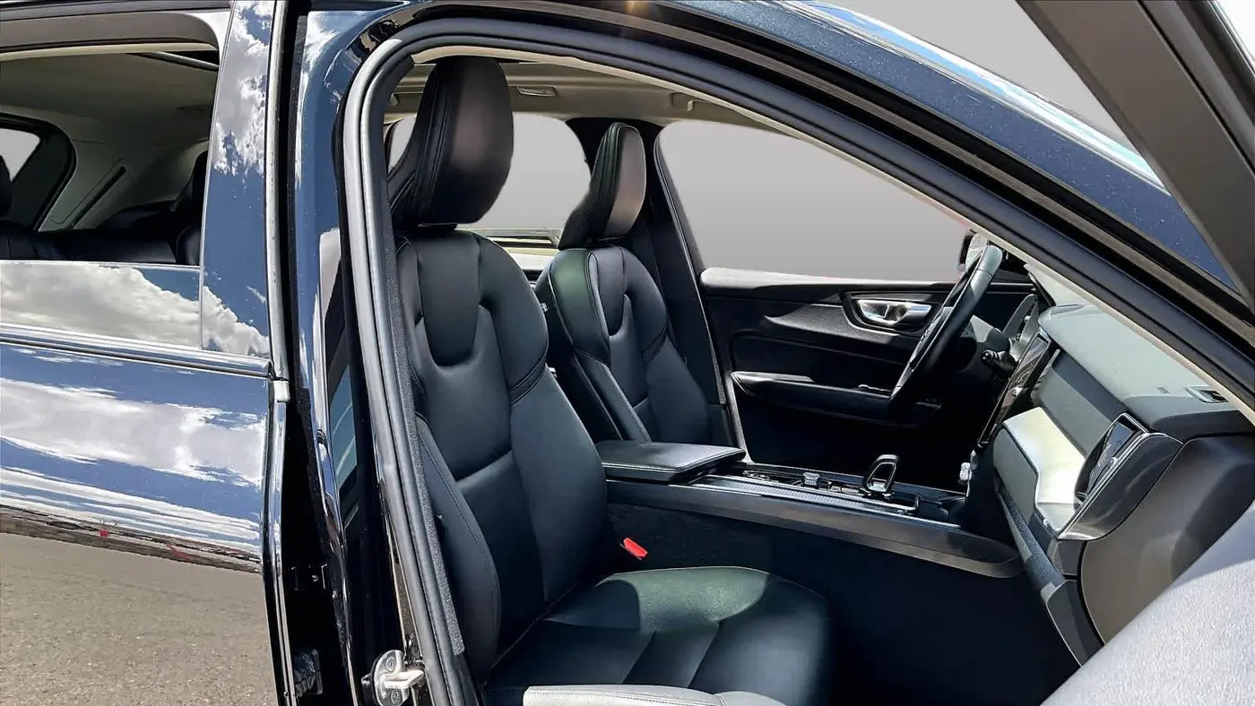 2024 Volvo XC60 B5 Core Dark Theme