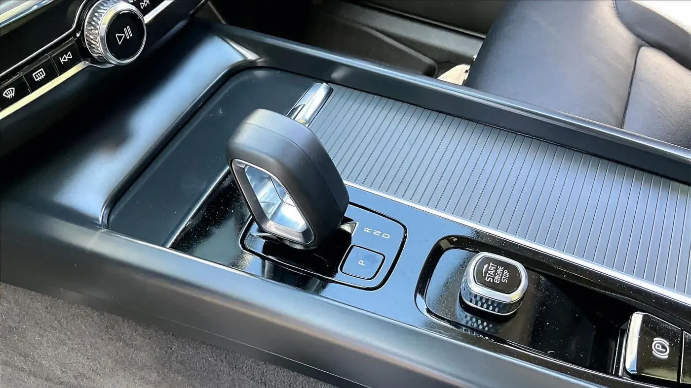 2024 Volvo XC60 B5 Core Dark Theme