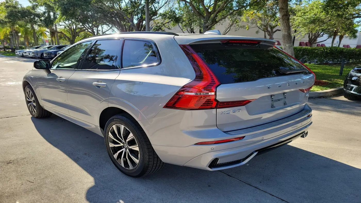 2024 Volvo XC60 B5 Core Dark Theme