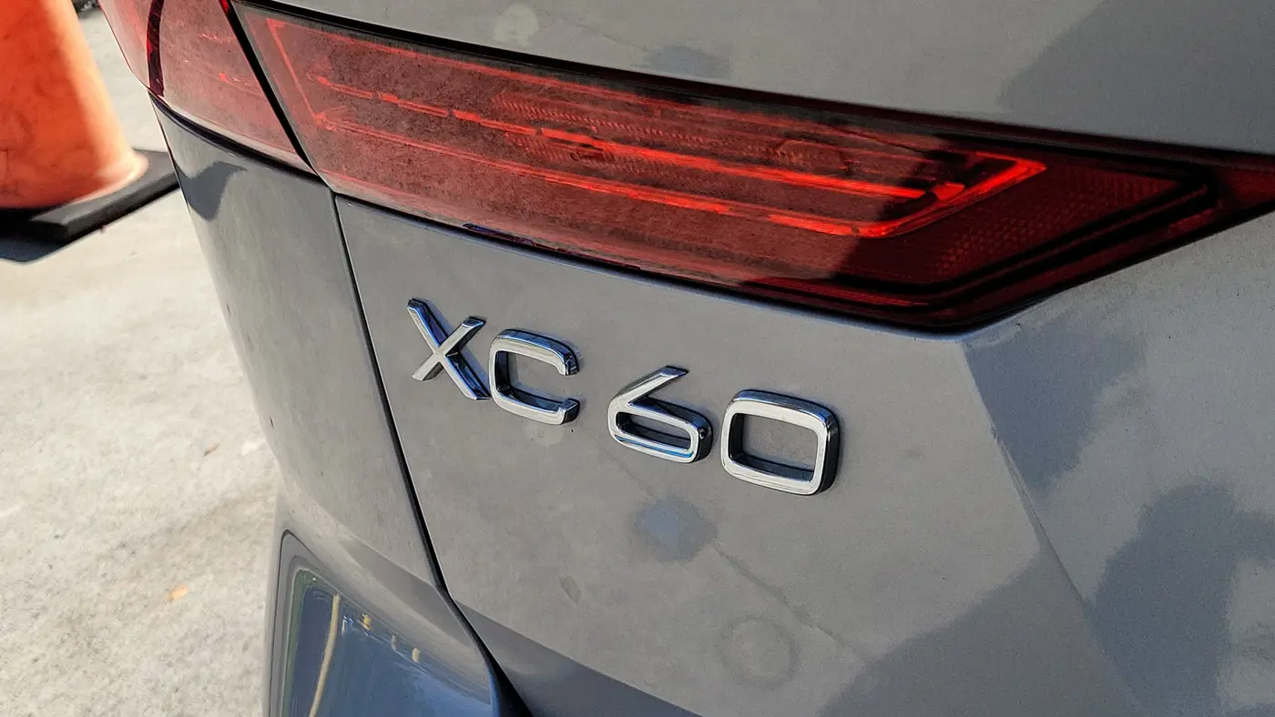 2024 Volvo XC60 B5 Core Dark Theme