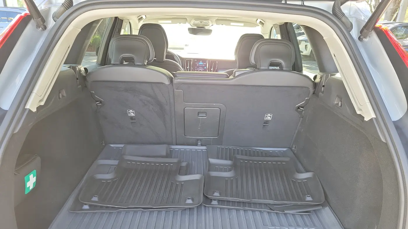 2024 Volvo XC60 B5 Core Dark Theme