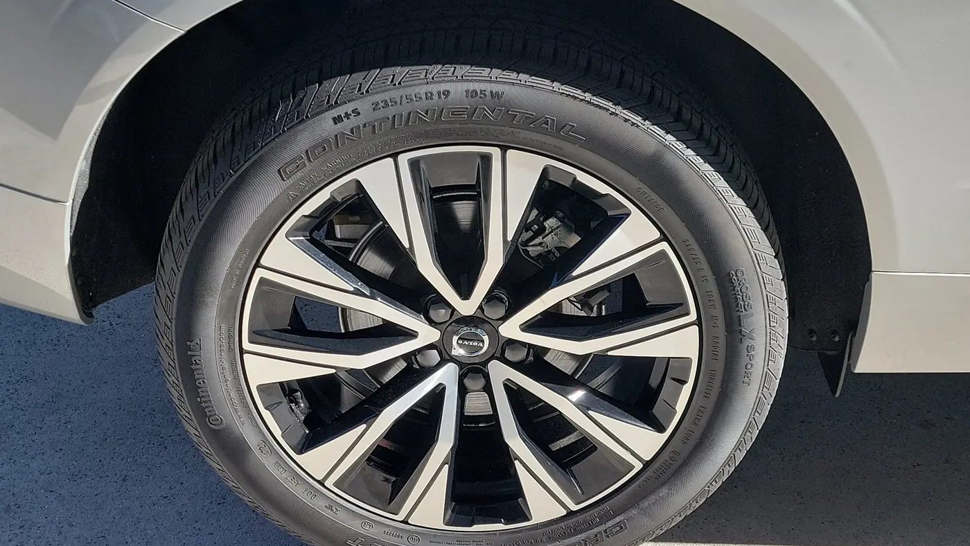 2024 Volvo XC60 B5 Core Dark Theme