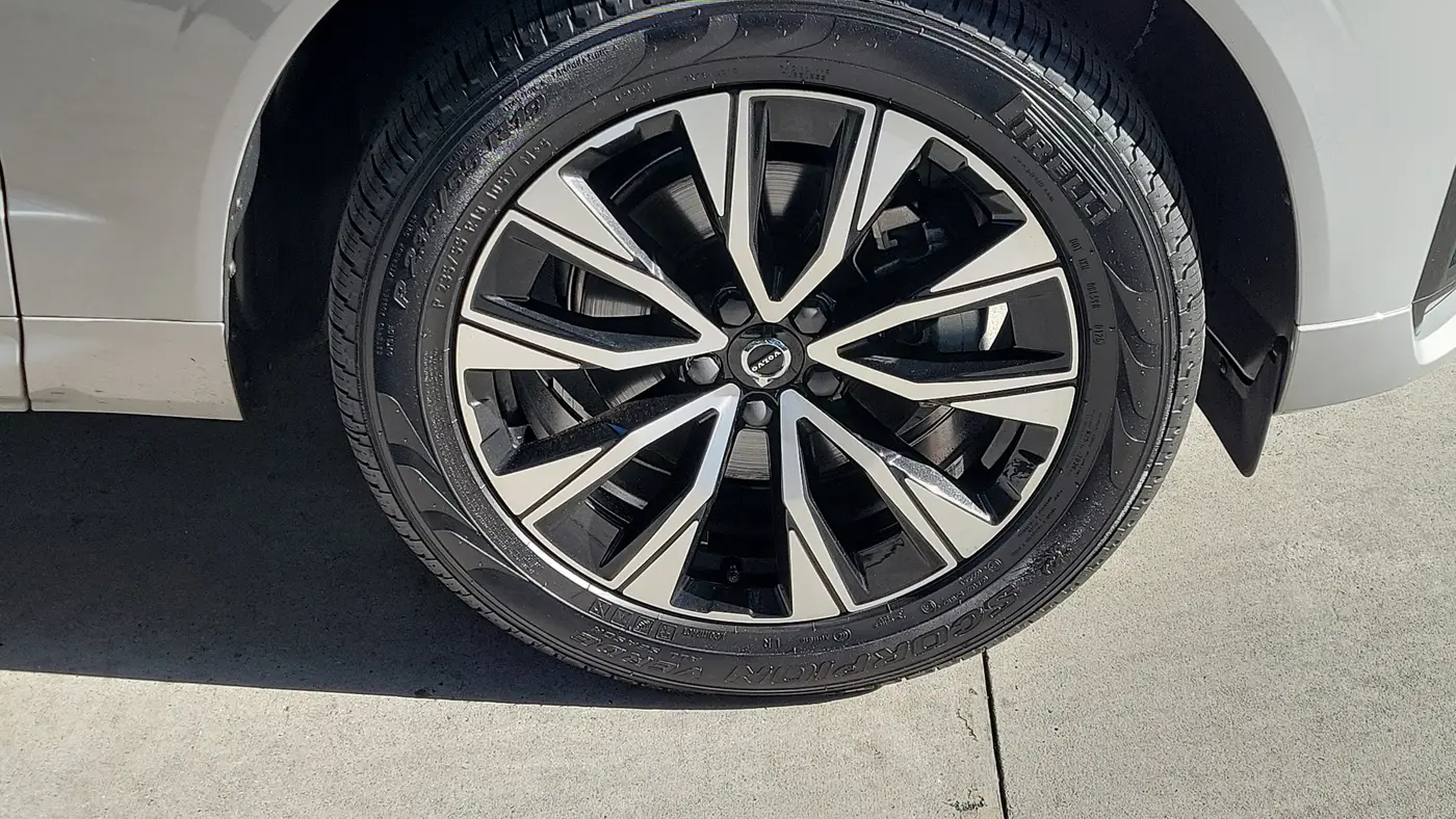 2024 Volvo XC60 B5 Core Dark Theme