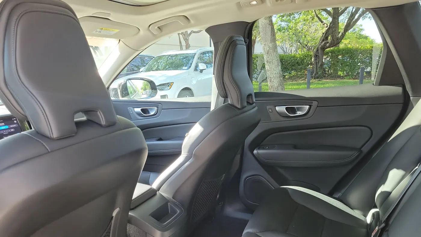 2024 Volvo XC60 B5 Core Dark Theme